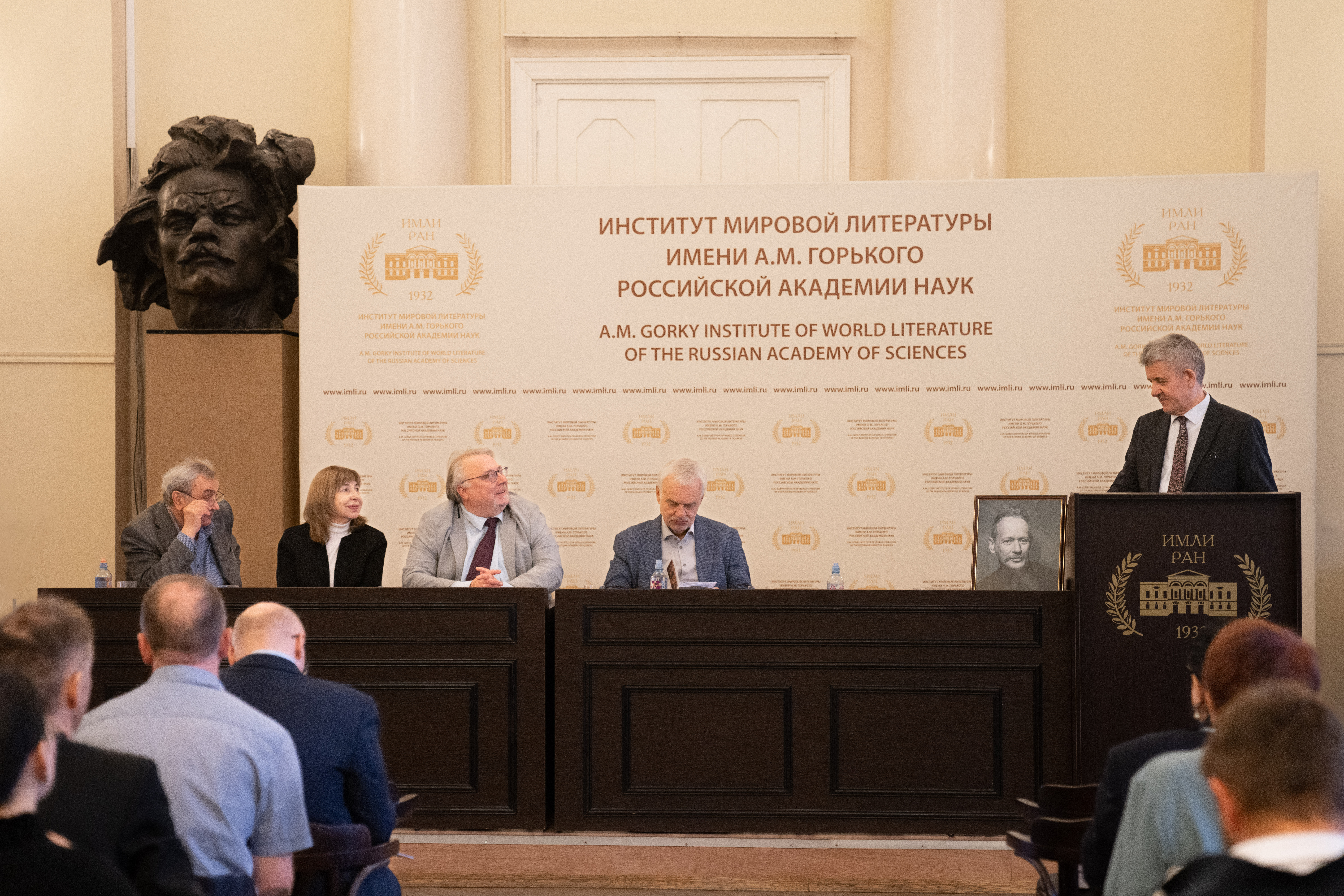 В.С._Христофорпов_отвечает_на_вопросы_президиума.jpg